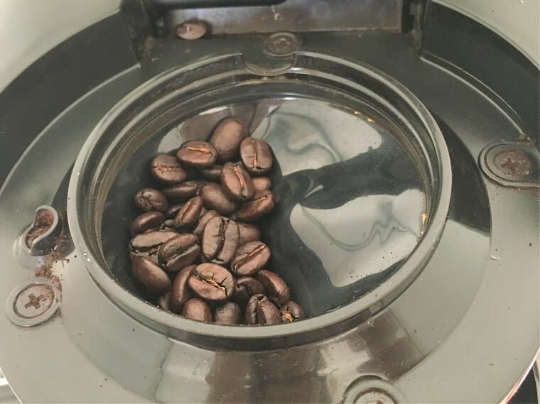 コーヒー豆を入れる