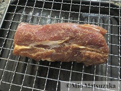 ヘルシオのレシピ 下味をつけた豚バラブロックを網に乗せる