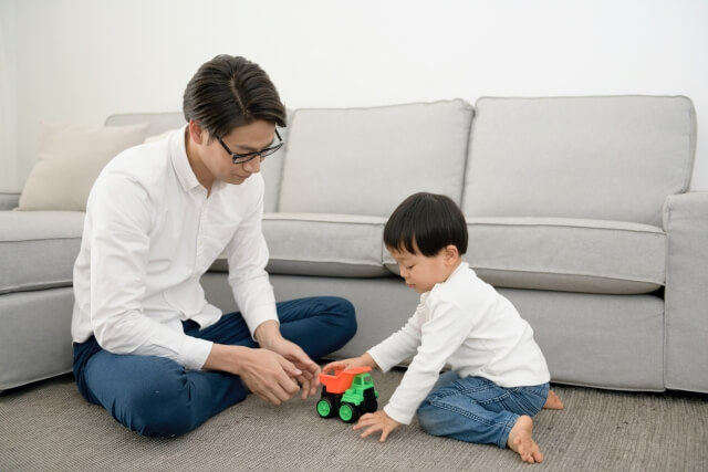 新築のマンションで親子で遊ぶ様子