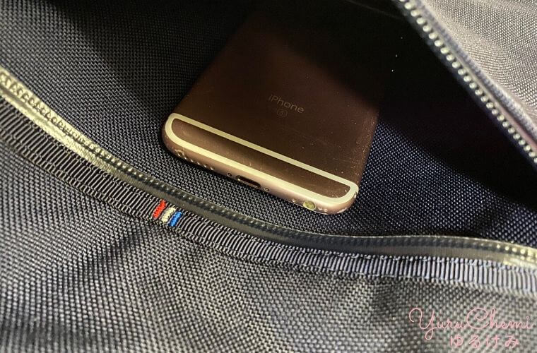 ニュートンバッグのアウターポケットはiPhone6がラクラク入る深さ