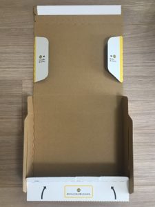 宅急便コンパクト 専用BOXを組み立て始めた様子