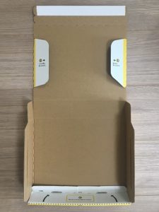 宅急便コンパクト 専用BOXを折りたたんでいるところ