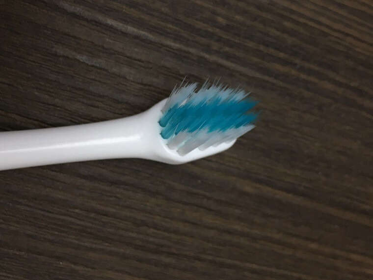 付属のふつうの歯ブラシ