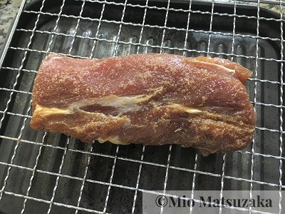 ヘルシオのレシピ 下味をつけた豚バラブロックを網に乗せる